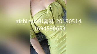 爆乳眼镜小美女，抽插小嘴口活一流，怼入小穴爆操，无毛骚穴