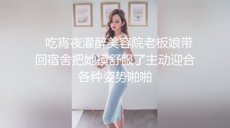 清纯眼镜双胞胎妹子单人大尺度自慰，撩起衣服露出贫乳，假屌骑乘扭动小腰，毛毛浓密跳蛋塞逼手指扣弄