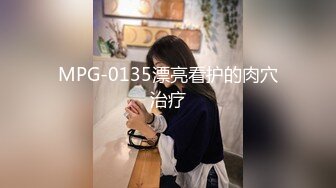 胸大无脑00后和炮友双飞