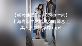 后入黑丝巨乳妹这奶子真爽，这奶子一晃一晃的谁顶得住，暴力挥锄头，内射了！