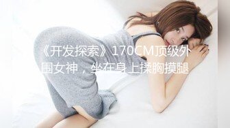 短发美女一边玩手机一边尿尿 大黑B被我尽收眼底