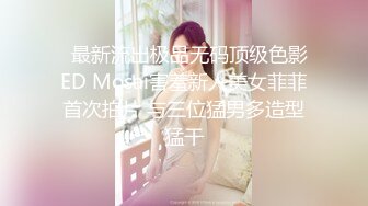 牛仔裤时尚小美女，清爽的吊带衣，偷窥她上厕所，小肥阴唇 可以~