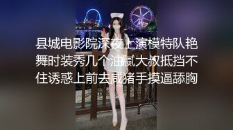 在她光滑的脸上磨擦