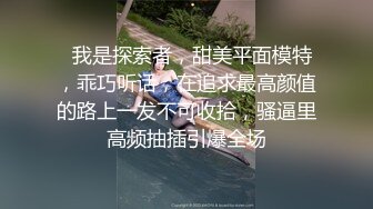 带着眼镜的妹子在家里了自慰，露脸特写小蝴蝶逼，换个角度展示美鲍鱼