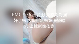    夫妻3P记，浴缸旁这一幕，单男在后面帮老婆洗逼逼，老公在前面堵住嘴巴，分工合作真的感人