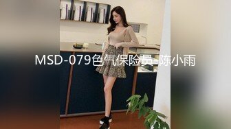 晚上趴气窗TP邻居眼镜小美眉洗香香