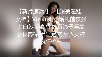 露脸女友握着我的鸡巴，舔着我的胸