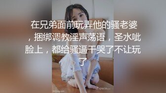 01年乖巧清纯小姑娘，浴室洗澡湿身诱惑，拿出振动棒摩擦小穴，超近视角特写手指抠入，娇喘呻吟嗲嗲诱人