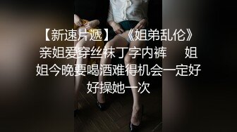 无毛干净小骚逼短发御姐，浴室洗澡湿身诱惑，扒开超紧肥穴，振动棒磨蹭阴蒂，小穴非常敏感，没几下就流出白浆