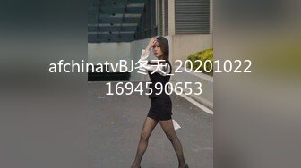 现在的女生都喜欢自拍自己裸体么,女同桌手机也发现一段她脱光衣服的自拍视频,好像对自己身体很满意