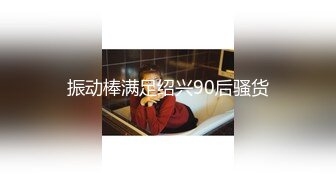 外站新流出商场女厕双角度侧后偷拍牛仔裤妹子裤上这么大块标签也不撕掉