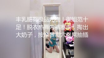 国内某景区女厕偷拍漂亮妹子尿尿❤️还去找妹子聊天,互留脸书看妹子生活照