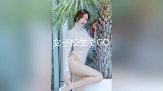 性感CD白晓霞 女厕所搞露出 大屌藏裙下拉出来透透风，又害怕又刺激不敢玩太多啦！