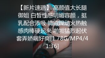 激烈后入只顾玩手机的长发妹