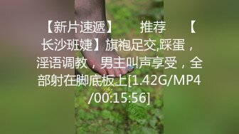 年轻的小少妇露脸了，镜头前让小哥用道具玩逼，掰开骚穴给狼友看特写，口交大鸡巴让小哥后入玩着奶子抽插