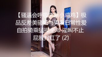 喜欢户外的美女骚货跟小哥野外车震超刺激，撅着屁股掰开骚穴给狼友看，车上口交大鸡巴让小哥抓着奶子干射嘴