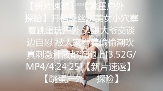  人妻榨汁机跟两个年轻小哥激情3P给狼友看，淫乱的房间被两个小哥各种玩弄