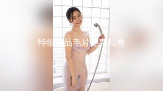 会瑜伽的女人一字马向上劈起 被男人肆意挑逗乳房 受不了自己掰开内裤自慰了