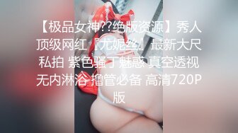  女同学被班上好几个了男生胁迫脱她衣服摸奶子,还掏出鸡巴让她吃,还插入她无毛白虎逼