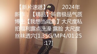 玲珑小巧，性欲极强！【唐婉】假JJ 瓶子 黄瓜，各种道具，插到喷，明明可以靠颜值，非要拼技术 (3)