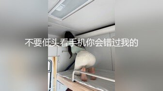 温柔系妩媚美妞，扎起双马尾一脸清纯，男友疯狂吸奶子一脸享受