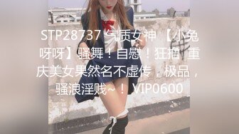 【新片速遞】 老公不在家，长发蛇精脸少妇，全裸一个卧室在家自慰特写大鲍鱼，道具自慰插穴，掰开里面很是