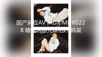 漂亮大学生美少女，被窝里全裸给大家表演，难得一见无毛粉穴，坚挺超嫩奶子，揉搓掰开小逼特写，搞得小脸通红