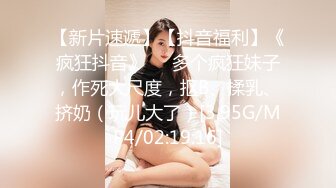 YC商场抄底两个吃零食白裙小美女 纯棉内裤前面有湿痕竟然无毛