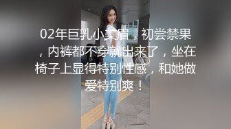 邪恶的房东暗藏摄像头偷窥白嫩的少妇洗澡