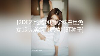 豹纹内衣性感眼镜御姐极度诱惑【上中下篇】翘起双腿拉紧内裤，掰穴手指抠入厕所尿尿，跪在沙发扭动肥臀，淫语骚话不断