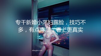 官方售价39元❤️一对好闺蜜一起逛街被一箭双雕抄底黑裙美女穿着紫色花内勒出深深屁股缝