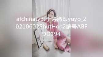 科技楼蹲守 眼镜少妇手机上不停的玩游戏 肉肉的微毛小穴看起来还挺嫩