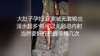 乖巧的小女友細心的幫我口交.當然要好好抽插內射她