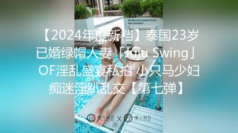 【新片速遞 】 抄底两个漂亮美眉 黄裙美女吃的好香 我只能看你性感小屁屁减馋了 有吃的就蹦蹦跳跳差点把我镜头踢坏 