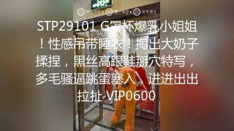  俊男靓女激情3P玩弄风骚小母狗，渣男接了杯尿给骚逼喝真淫荡，一起鸳鸯浴