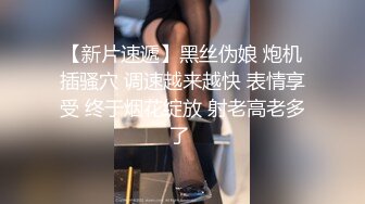 花臂纹身娇小美女撩下衣服就要吸奶子跪着深喉舔屌