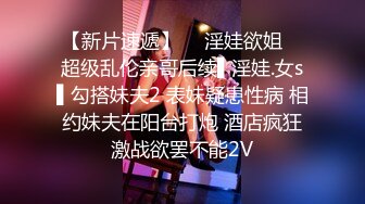 最新商城厕所偷窥跟男友玩的黑衣妹子嘘嘘