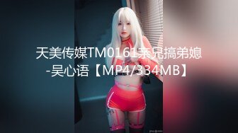   女友玩着手机也要服侍我，女友一定要这样的，真实爽到自己