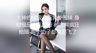  牛仔短裤美女干完骚逼后趁机又爆菊,痛的要躲开,被男的抱住狂干