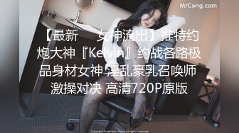 【极品稀缺??破解家用摄像头】一个人的时候寂寞难耐自己玩小逼自慰2??老公不在家 年轻美少妇看电视手机自慰玩穴