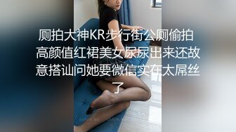  新人苗条嫩妹来大姨妈只能给炮友交，脱下内裤露粉嫩逼逼，交舔屌按头插嘴