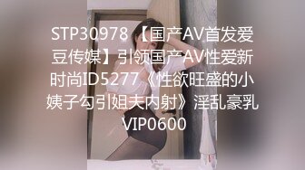 《极品CP?魔手?外购》经济型公寓女厕所三机位偸拍各种学生族和上班族小姐姐方便，各种姿势完事还把BB洗一洗