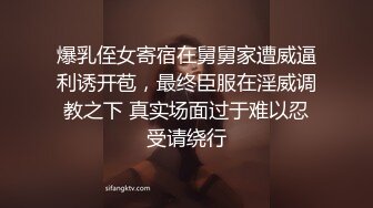 白虎 无毛小美女 掰着BB尿尿 生怕尿到自己裤子上