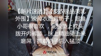 黑裙美少妇和老公逛商场真空无内出门整个肥臀一览无遗诱人美缝让人想进入一探究竟