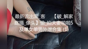   诱人的黑丝嫩模，边吃玉足边做爱：你的脚好漂亮哦，逼逼也好美