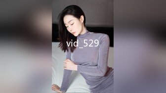 漂亮美女3P 身材不错 被单男快速狂怼 爽的不行 这哥们操逼真猛